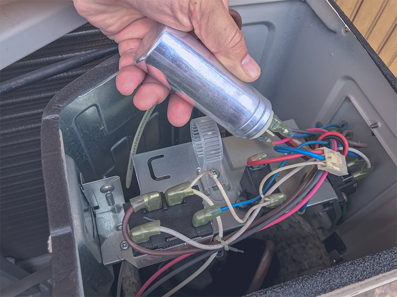 Solutionfinder - does the voltage rating on a capacitor matter